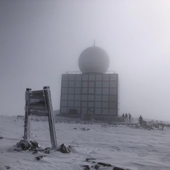 霧ヶ峰・車山・大笹峰 強風で寒すぎて気象台の側に避難