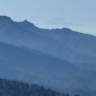 遠くにうっすらと富士山