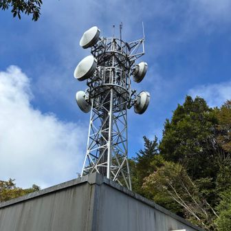 登山口からも見えてた電波塔はよくありますが…