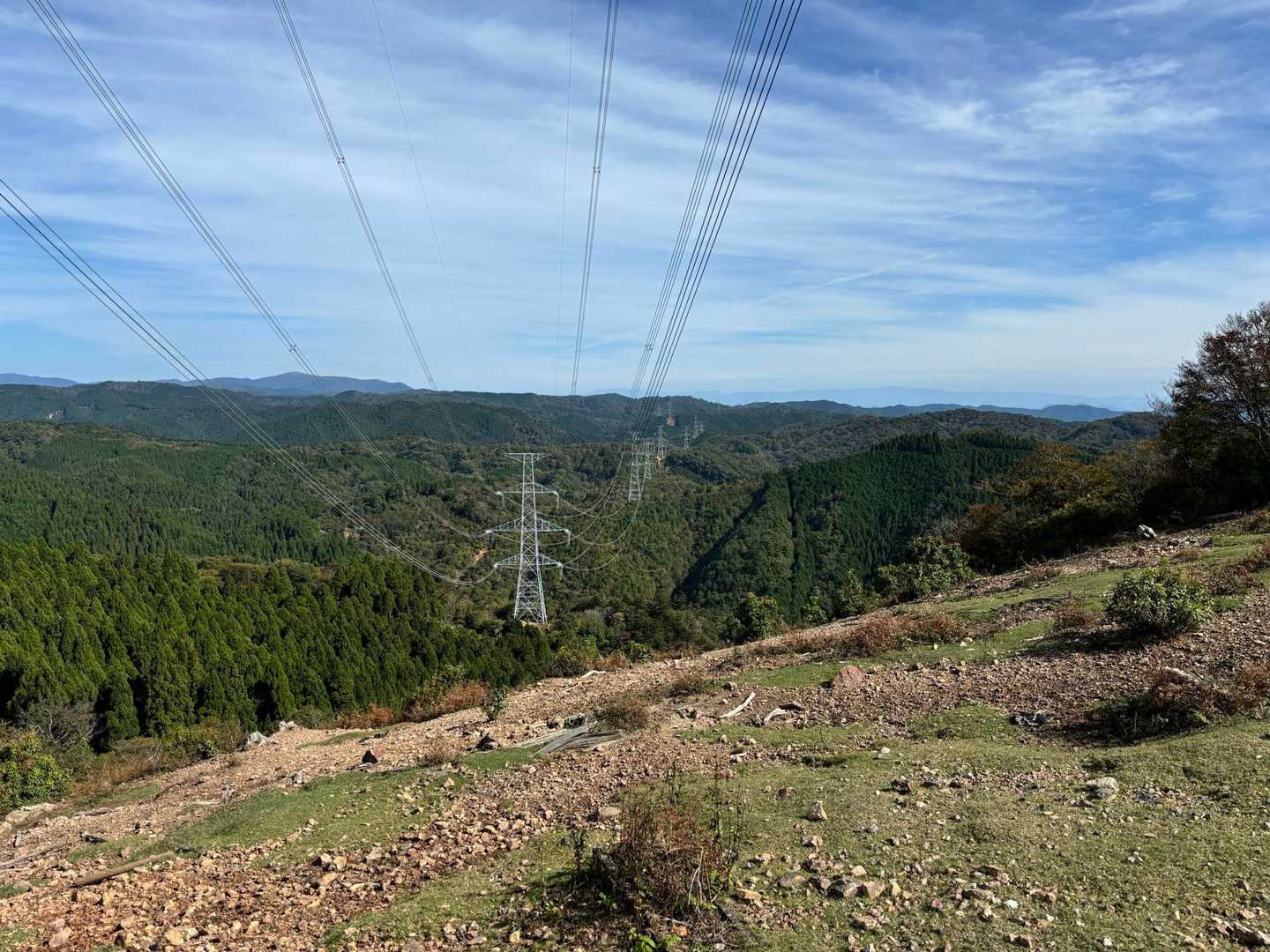 桟敷ヶ岳山頂の手前で眺望が開けました。東側は普通の眺めですが