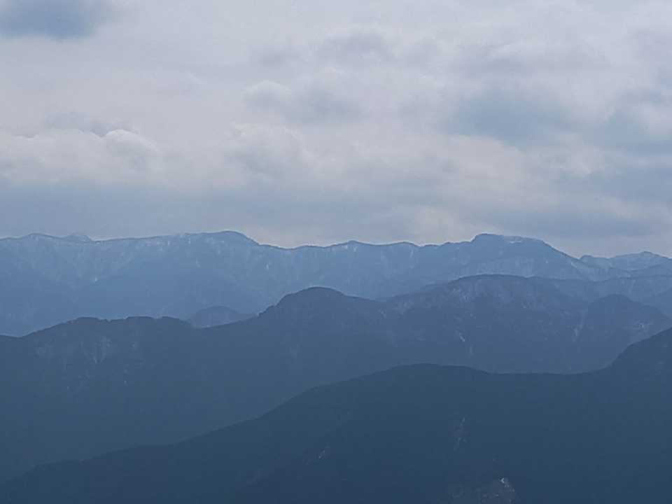 雪の大峰山が綺麗。