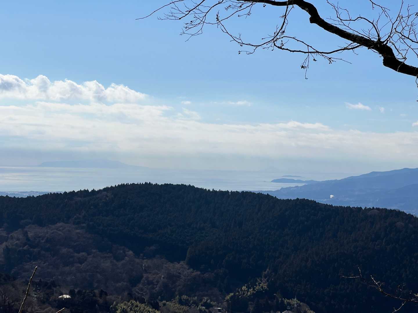 おつ！駿河湾の先には伊豆大島がみえる！冬ならではの景色ですね！