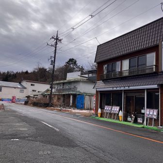 駐車場手前にはちょっとした食堂 お土産屋さんが数軒あります。今の時間は閑散としています。