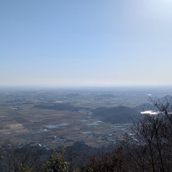 急登が終わると見晴らしベンチに到着
霞んでるのは黄砂？
