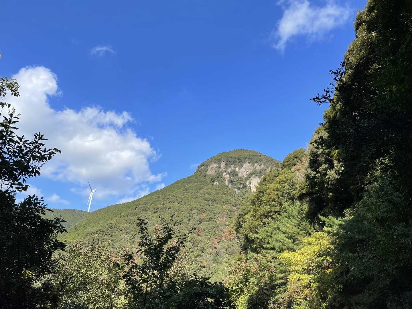 林道をゆっくり下りて行くと、岩肌が見えてきました