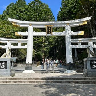 三峯神社　三ツ鳥居
左右に狼（大口真神）