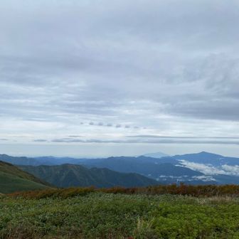 月山と隣に薄く鳥海山
雲がポツポツ並んでます