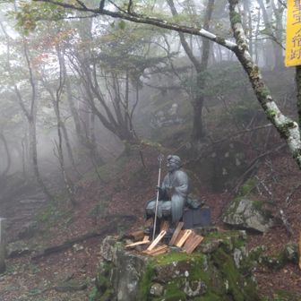 日本における登山・トレラン先駆者の像が設置してあった。