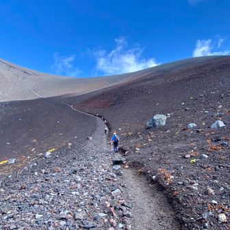 火口から宝永山山頂を目指します