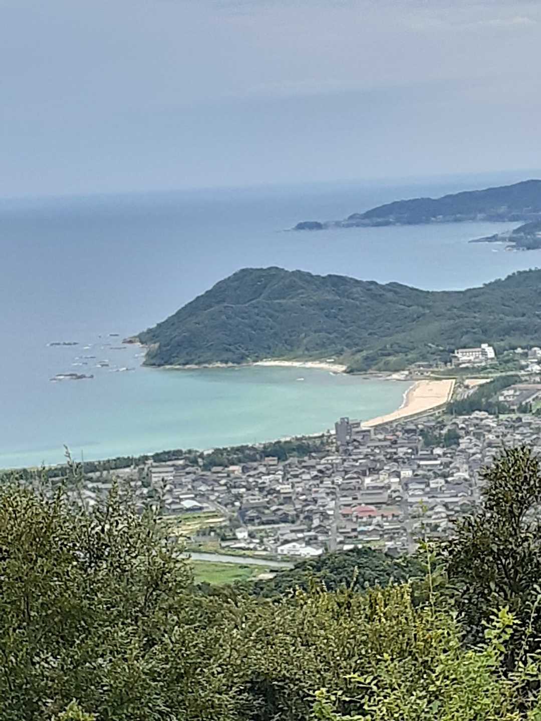 標高約３００メートルにして、この景色。とても海が近くて、魚游いでるの見えま～す。ウソ、そんな訳ありません。