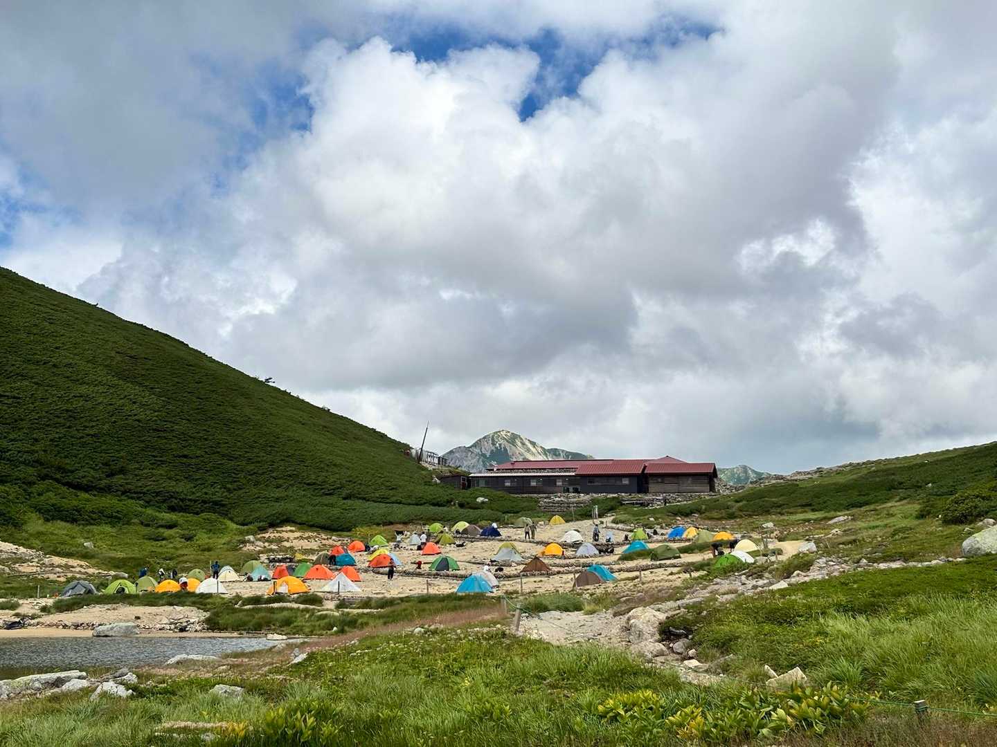 双六小屋のテン場
テントを担いでここまで来る猛者たちが泊まっています⛺️