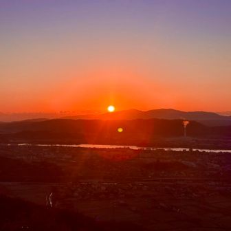 【ご来光④】
もう裸眼で見るのは無理なくらいの眩しさ！
今年もよきご来光🌅

Sunrise ④
It was so bright that I couldn’t look directly at the sun!
Another wonderful first sunrise of the year.