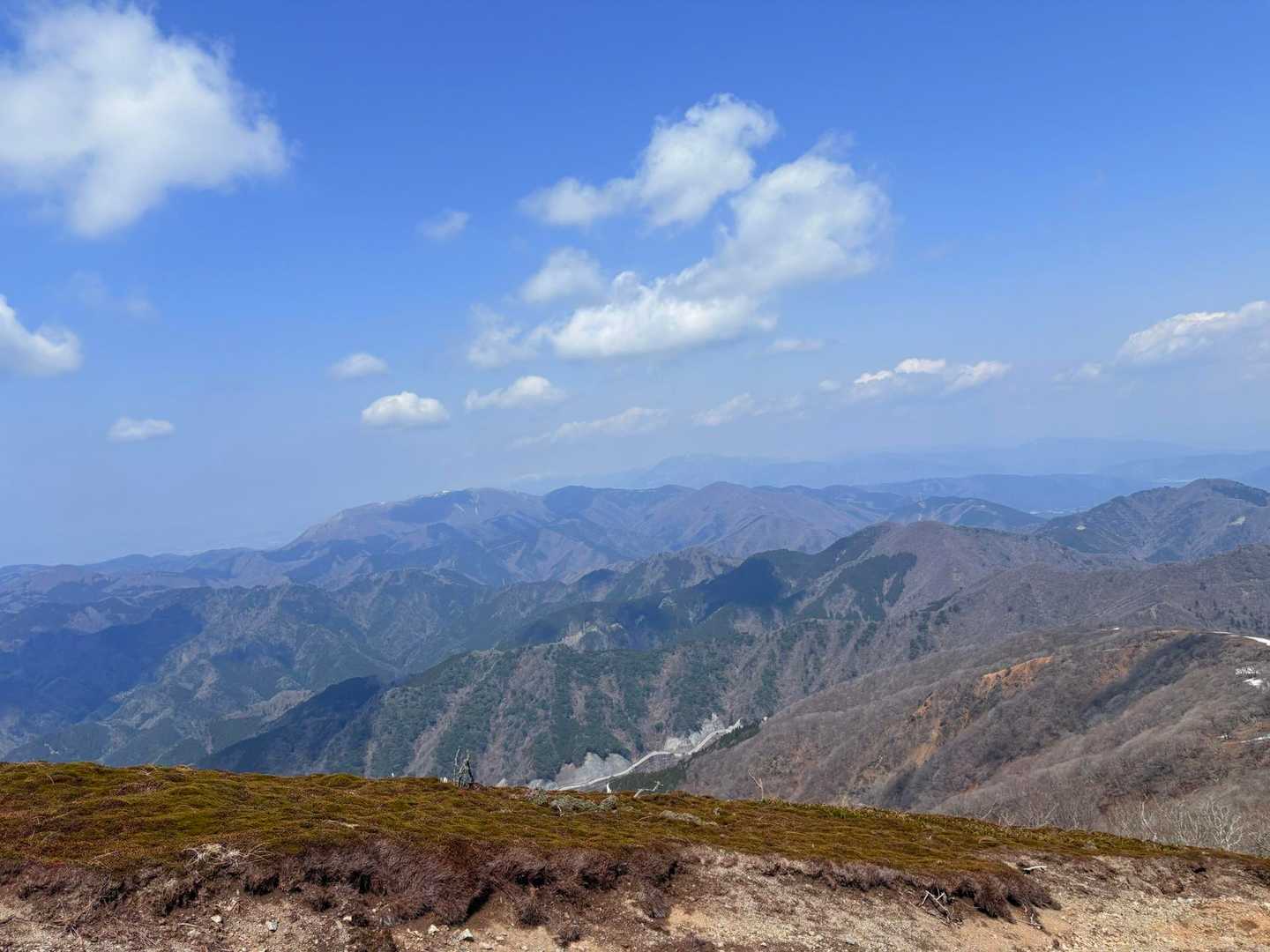 　　　霊仙山、奥に伊吹山