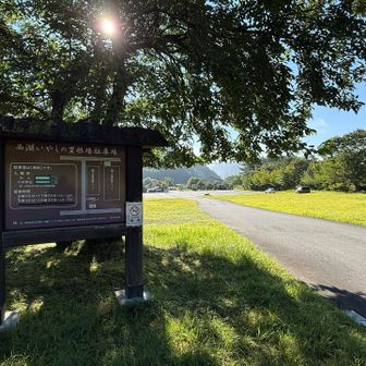 「西湖いやしの里根場」の登山者用駐車場🅿️に停めてスタート。

原っぱの上が登山者用⛰️イベント会場になりそうな位
広いので、停められない心配はなさそうです。

トイレ🚾は8時から利用可能。
※周辺の道路沿いのトイレは利用できます😊