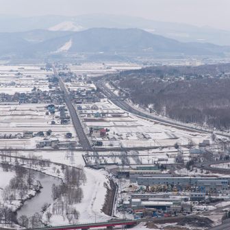 川と工場と田園風景