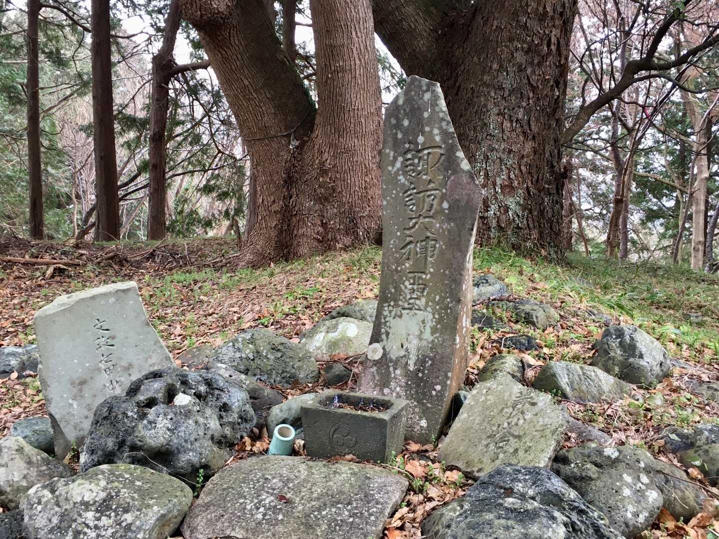 石碑には「諏訪大神」と彫られています。