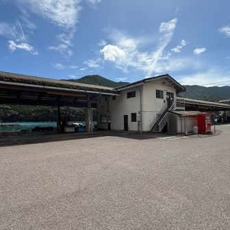 市場が出てきて自販機発見