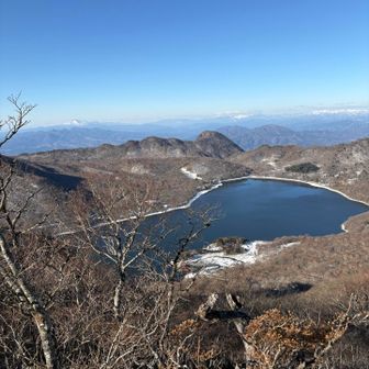 まだまだ凍らない大沼
