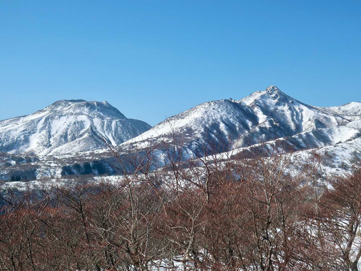 那須連山が見えてきた

いつも登ってるホームマウンテンだけど

かなり遠くに見えるんで新鮮です👍

朝日岳がとんがりでカッコよすぎ😎✨