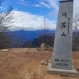 はい、到着ー。空いてるー。向こうに見えるはずの憧れの雲取山は雲に隠れてました☁いつか君を捕まえに行くよ。