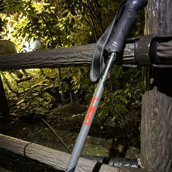 な、なんと😱😱😱😱
七曲がりコースで下山中に山頂にポールを忘れたことを思い出す
ガビーン😱😱
「もうサン一緒に行ってくれる？」
登り返して回収出来ました。
あーよかったあって〜😝😝😝
LEKIのポールだからね🤩