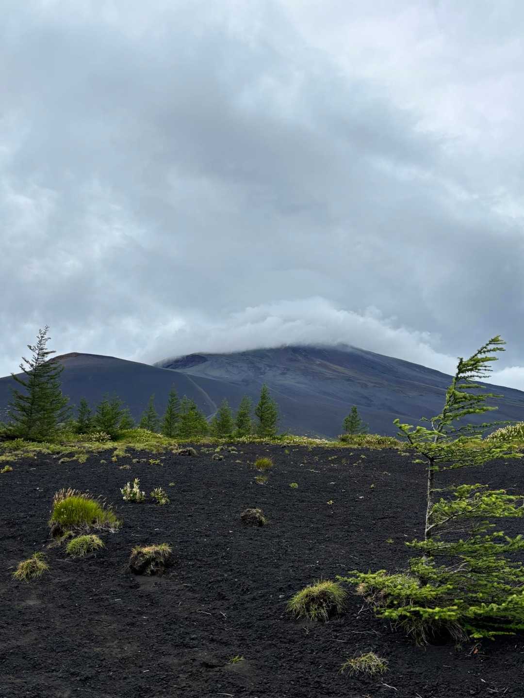 二ツ塚から御殿場口までほぼずっと爆風でした。途中、火山灰が巻き上がってすごかったです💦💦このあと無事に下山できましたがこんな中でも御殿場ルートで山頂目指されてる方結構いらっしゃいましたが、、相当慣れた方々なんだと思います。