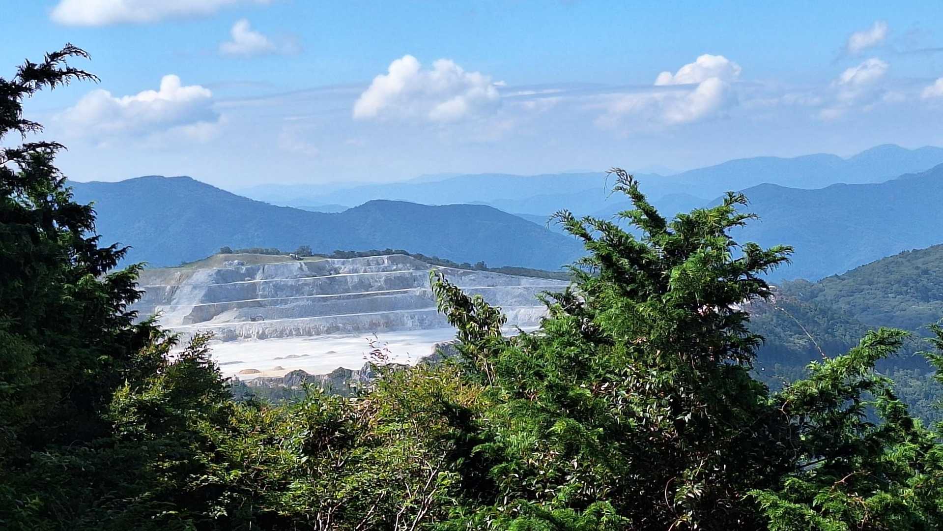 真っ白な石灰岩の採石場。なんかの遺跡みたい。