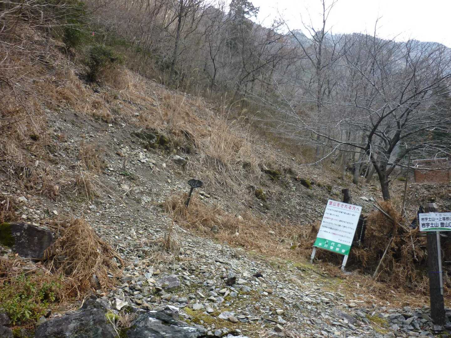 登山口は、久連子荘という民宿から少し先にあります