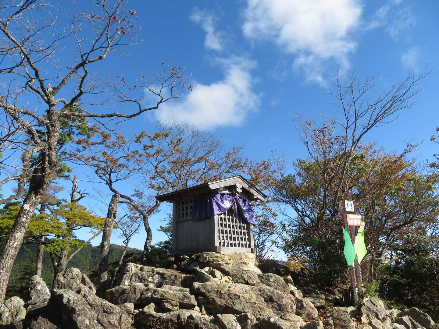 ここが雪彦山と私は認識してますが 
大天井岳(おおてんじょうたけ)811m 別名(洞ケ岳、雪彦山)
　　　　　　　ということです