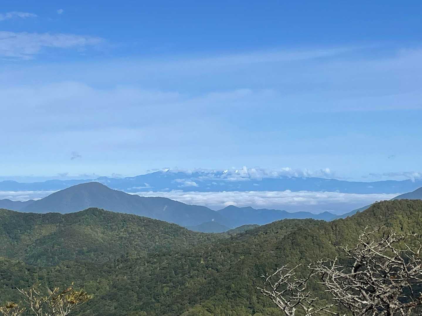 雪山が見えました。
活動日記を見たら行きたいと思ってる山に雪が降ってますね。