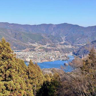 大明神展望台から相模湖方面。