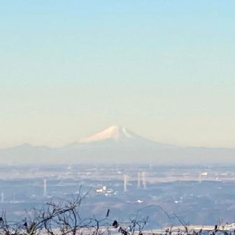 筑波山梅林へ向かう途中から見渡した先には雪を被った日本最高峰の富士山がドーン🗻
すかさずシニアは富士山に向かって健康と登山の安全を祈願🙏

朝一から良いスタートがきれました😃