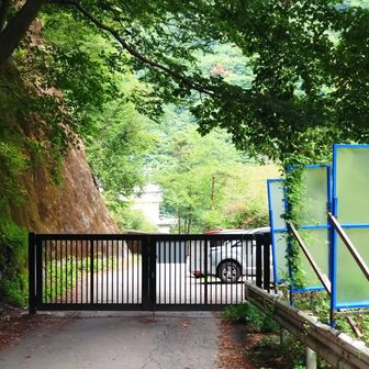 やっと林道入り口の発電所の所まで〜🥵🥵🥵

ここで水が切れて、ポカリスエットの残り1／3で駐車場🅿️まで持たせました〜😱😱😱

水が無くなったら、
ぽっくりシネっと〜🤣
(ポカリスエット)

※ 死にません。😂



ヘトヘトで下山終了です。
🥵💦💦💦💦💦
