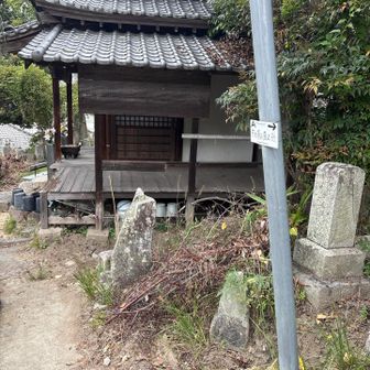 お寺の前を通って、坂を上ります