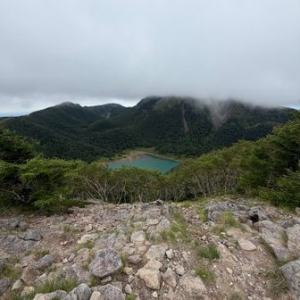 エメラルド色🩵山頂から見ると結構な距離。この後沼までこの後降りるとは笑