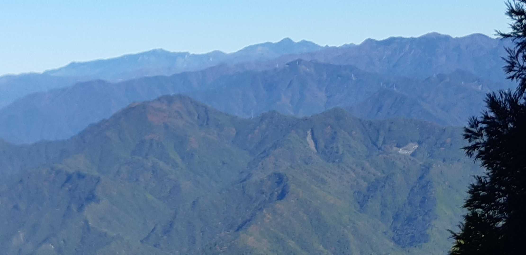 遠くに見える山は左から弥山・八経ヶ岳・釈迦ヶ岳キレイ✌に見えます❗