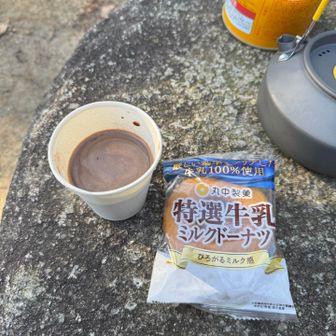 ローソンで1番安いドーナツですがなかなか美味しかったですよ。
休憩したらさあ下山。