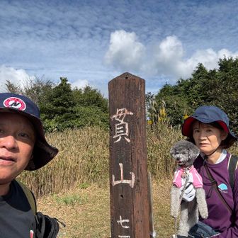 最後の急登の先に頂上アリ