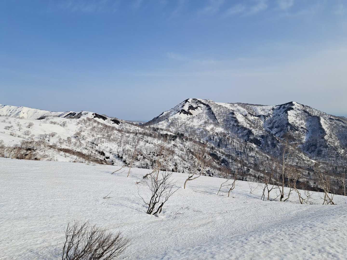 真ん中が泥ノ木山