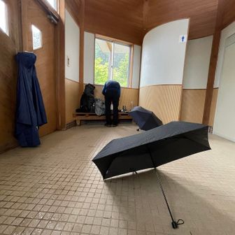 放牧場駐車場の建物で雨宿り
鍵が開いていて助かりました
トイレもあり、ベンチもあり
座って休憩します
