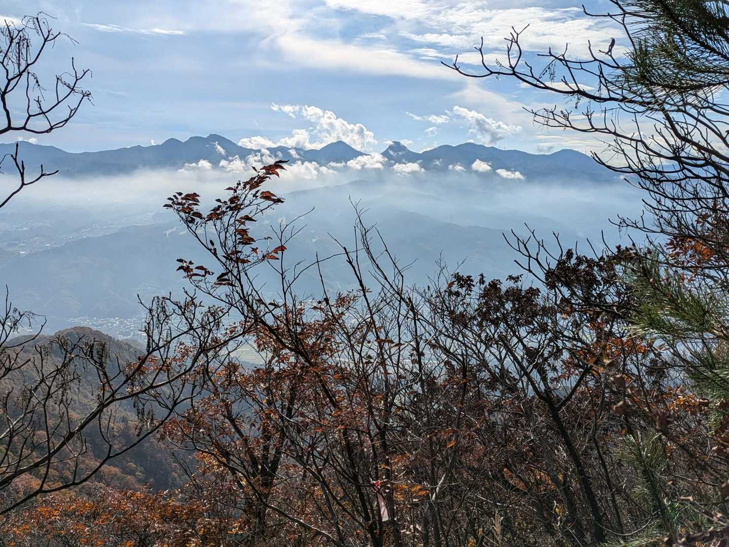 下りからの雲の上にある榛名山塊