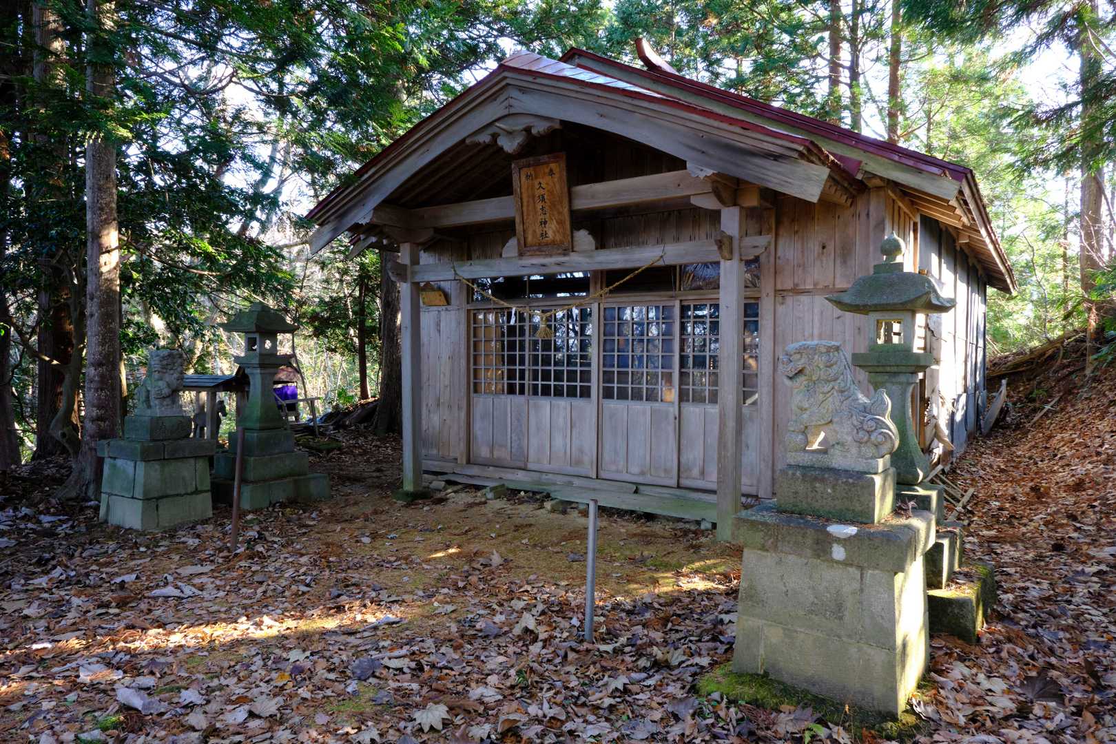 急な参道を登りきると、まずは『久須志神社』の拝殿へ到着である。筆者もここで今回の山行の無事を祈願していくこととした。