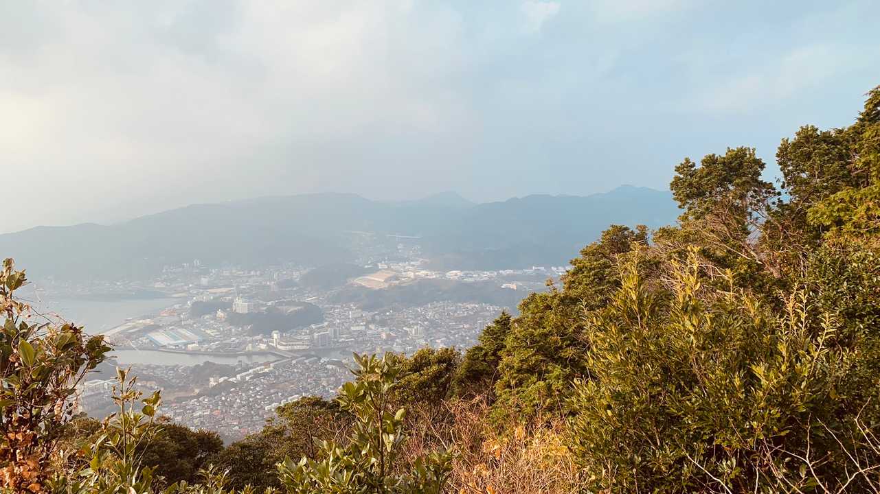山頂からの景色。
霞んでいますが、八郎山系や彦山が見えます。