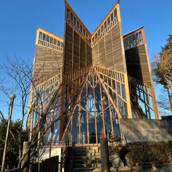 このガラス張りの建物が気になって、周りを一周しましたが、入口なし。中には階段があるので、どこかから入れるのか？