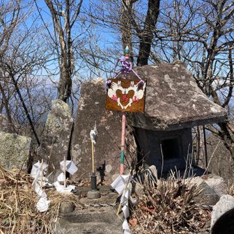 二頭の白馬がハート？を作る相馬山標識