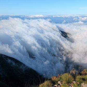 滝のように流れ落ちる雲
山頂から見る壮大なナイアガラ