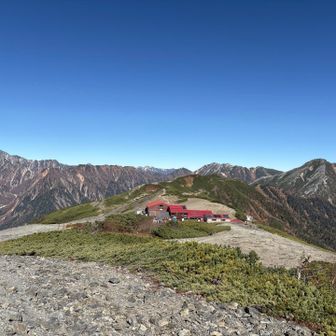 槍と常念に挟まれた蝶ヶ岳ヒュッテ