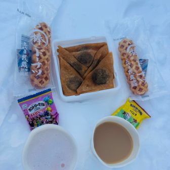 山頂は風があったので
避難小屋前まで降りてオヤツタイム☺️