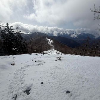 ヨモギノ頭に一気に登り、山頂から振り返り見る石尾根と奥多摩。朝は雲海が凄かったぞ！