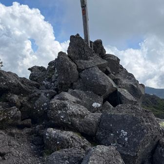 大岳山頂を振り返る。双子池からここまでの岩場は、楽しかった👍